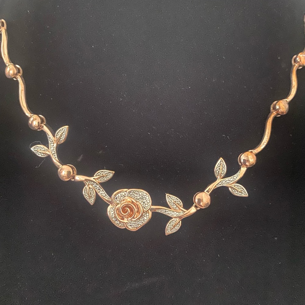 Elegant Gold and Silver Floral Necklace - Picture 3 of 6